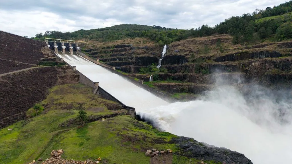 Foz do Areia mantém operação preventiva após chuvas e prevê ampliar liberação de água em Pinhão