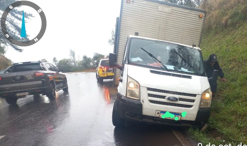 Van atinge barranco e cai em canaleta na PR-170, em Guarapuava